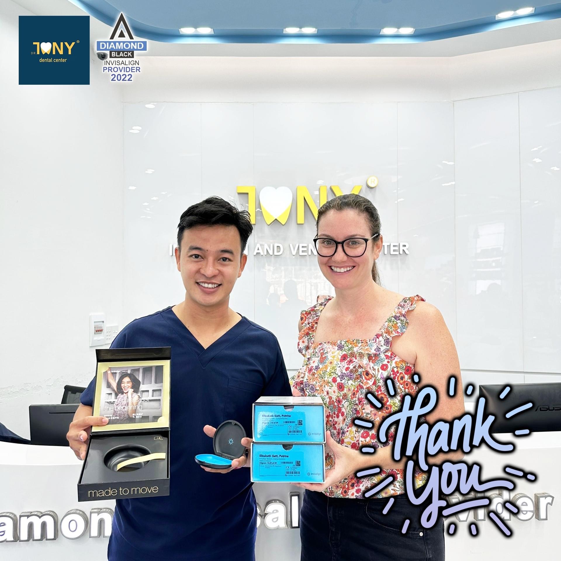 Đằng sau nụ cười tự tin rạng rỡ là công nghệ niềng răng trong suốt Invisalign dẫn đầu thế giới và chất lượng chuyên môn, dịch vụ chăm sóc của đội ngũ Dr Tony Dental.